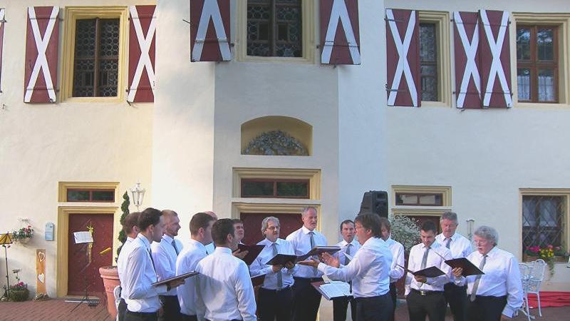 Chöre und Schuhplattler: Serenade im Schloss Thalheim