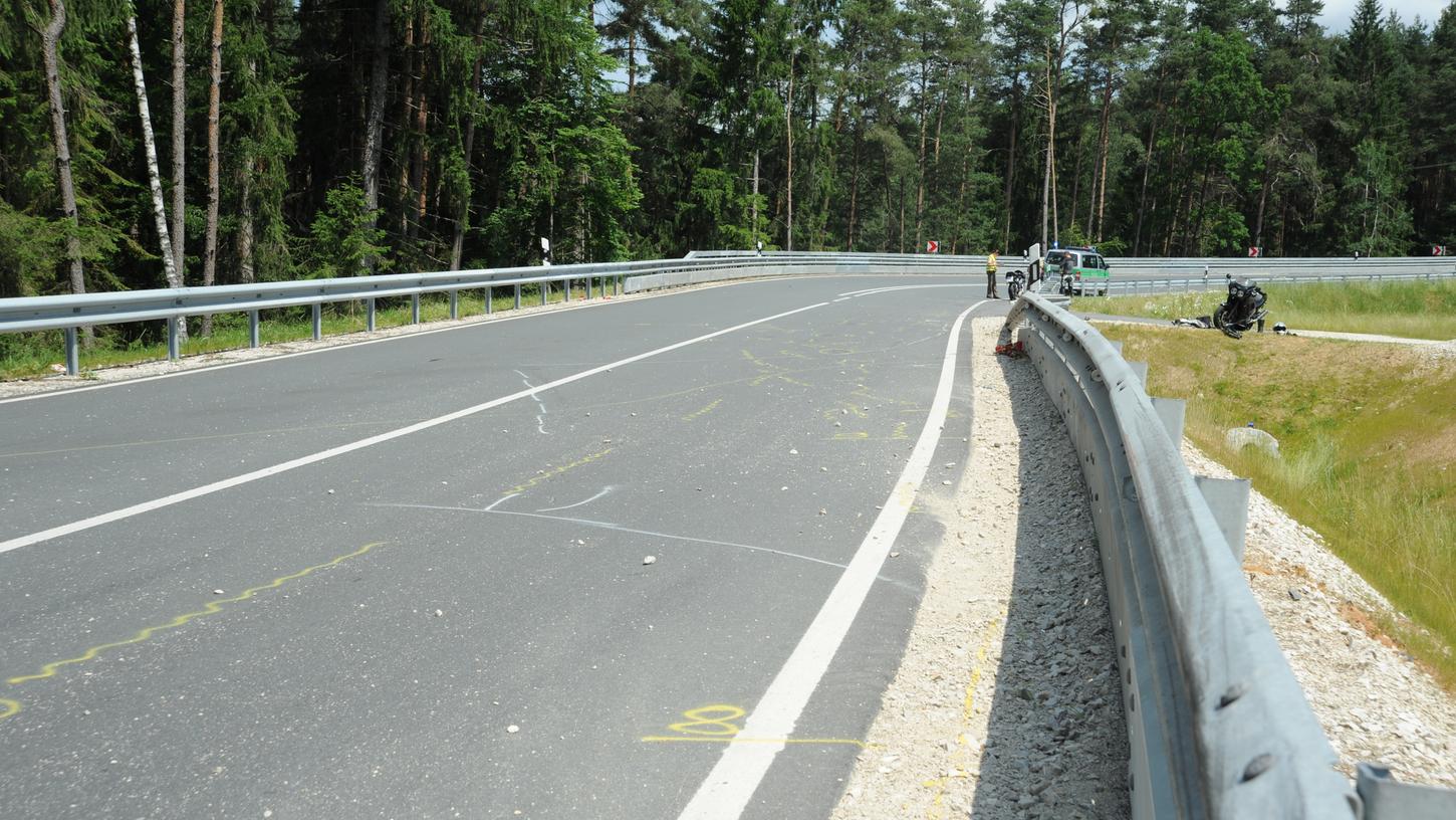 An der Kurve der Weißmarter bei Neumarkt verunglücken immer wieder Motorradfahrer. Das Straßenbauamt will die Biker mit der Installation von Mittelleitschwellen jetzt schützen.