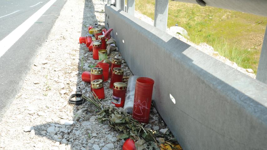 Kerzen, Blumen und Teddies an der Stelle, an der vor vier Wochen ein 25-jähriger Motorradfahrer tödlich verunglückte.