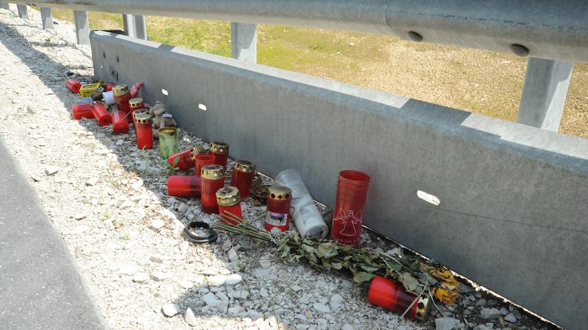 Kerzen, Blumen und Teddies an der Stelle, an der vor vier Wochen ein 25-jähriger Motorradfahrer tödlich verunglückte.