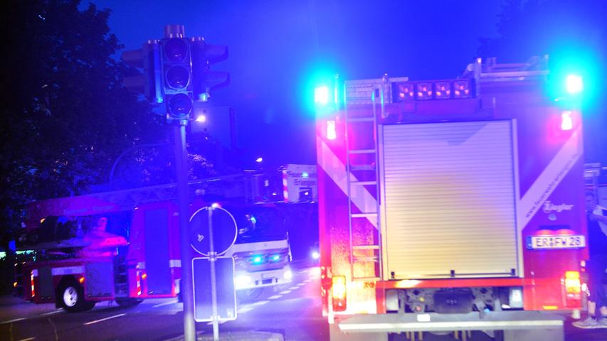Sonnwendfeuer lodert in Büchenbach: Anwohner alarmiert Feuerwehr
