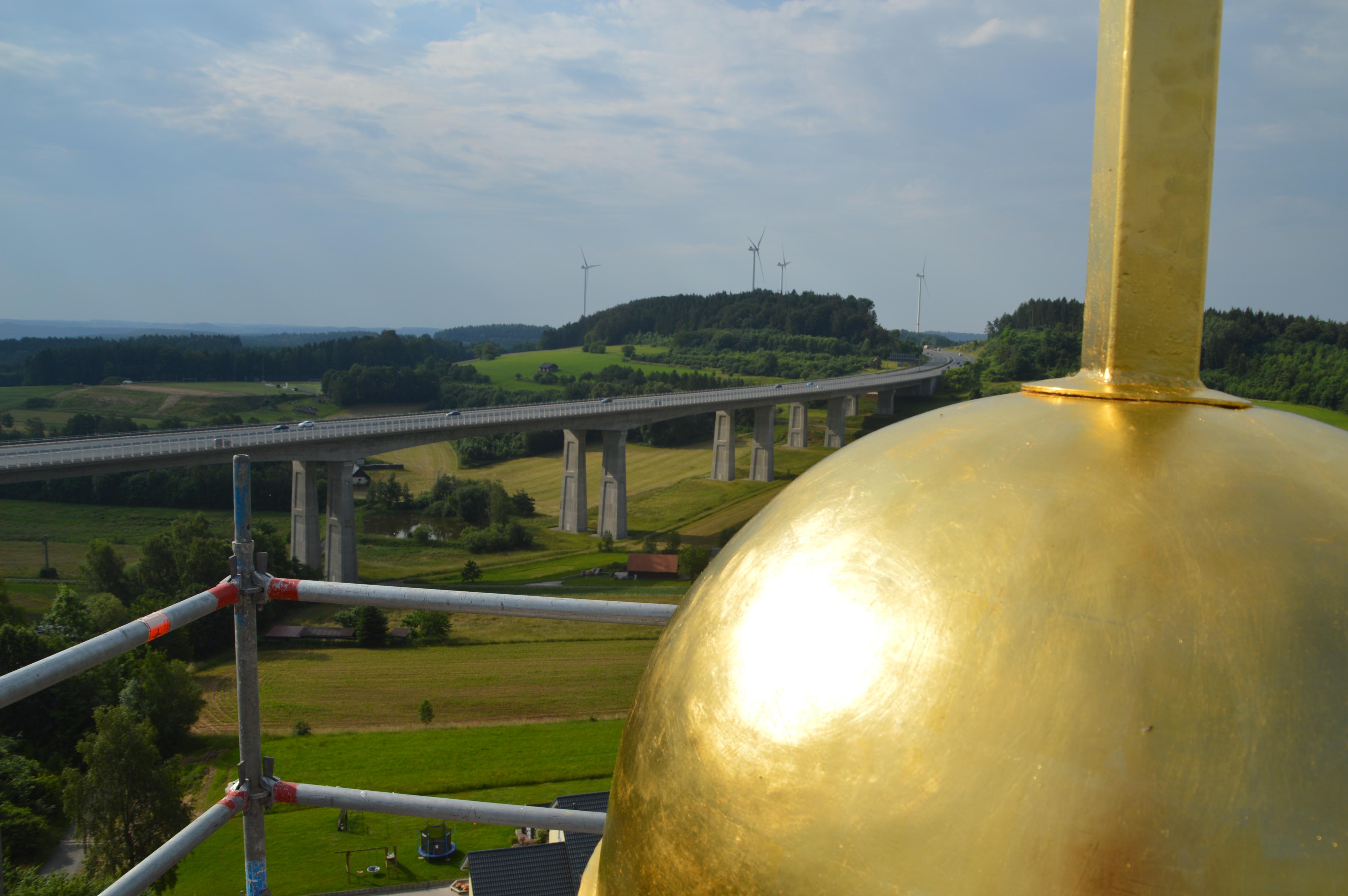 In Trockau lädt nicht nur eine hervorragende Gastronomie, sondern auch die Autobahnkirche St. Thomas zu einer Rast ein.