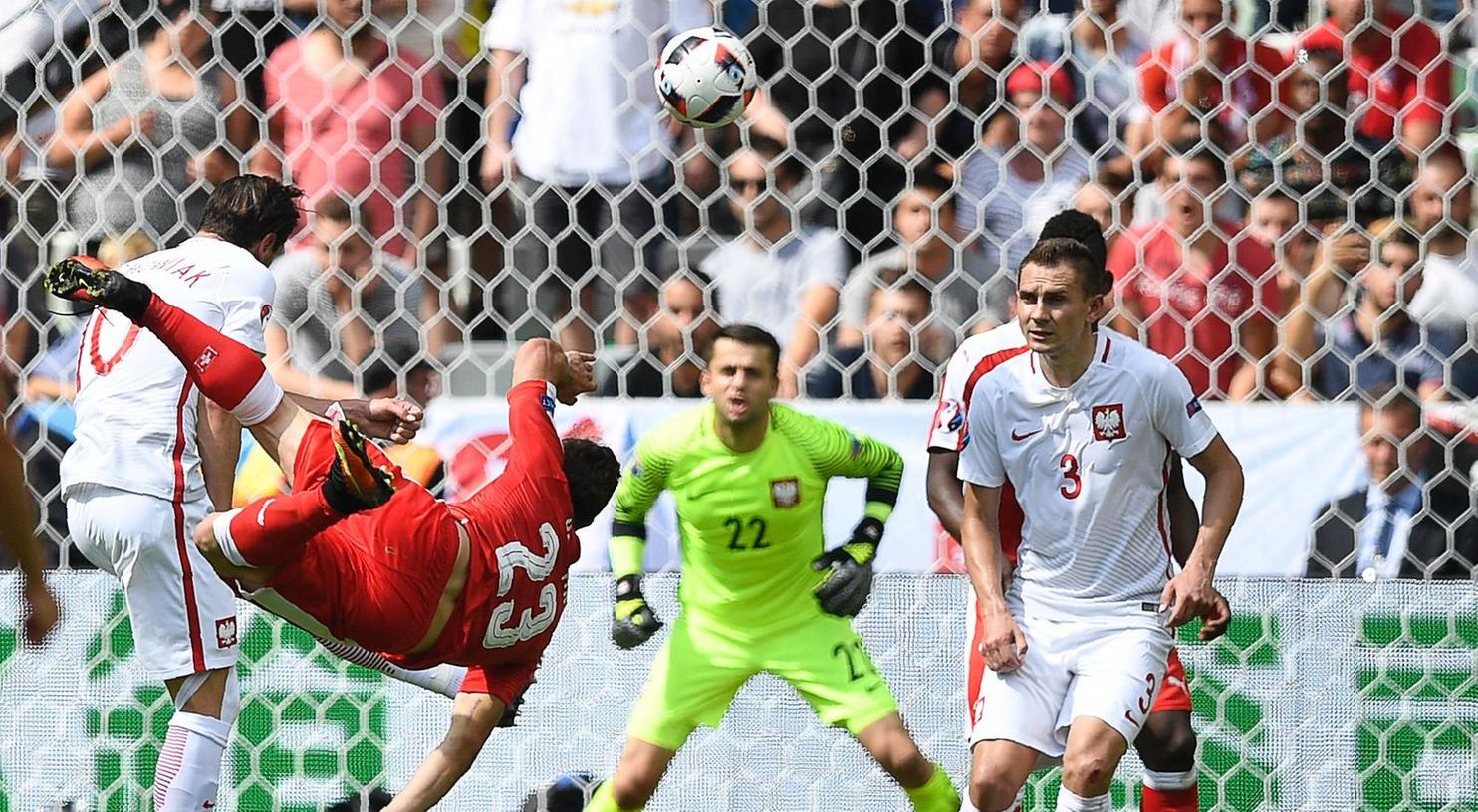 Wahnsinnstor: Doch der spektakuläre Seitfallzieher von Xherdan Shaqiri machte der Schweiz nur kurzzeitig gute Laune. Wahnsinnstor: Doch der spektakuläre Seitfallzieher von Xherdan Shaqiri machte der Schweiz nur kurzzeitig gute Laune.