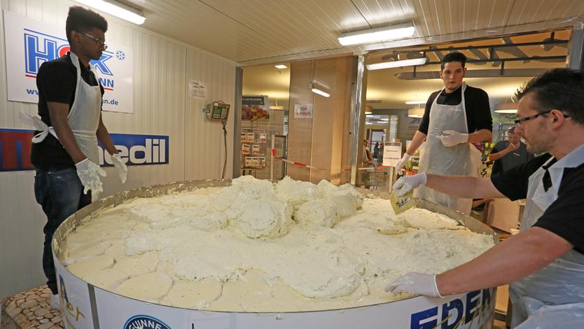 Rekord! Die größte Frischkäsetorte der Welt entstand in Fürth