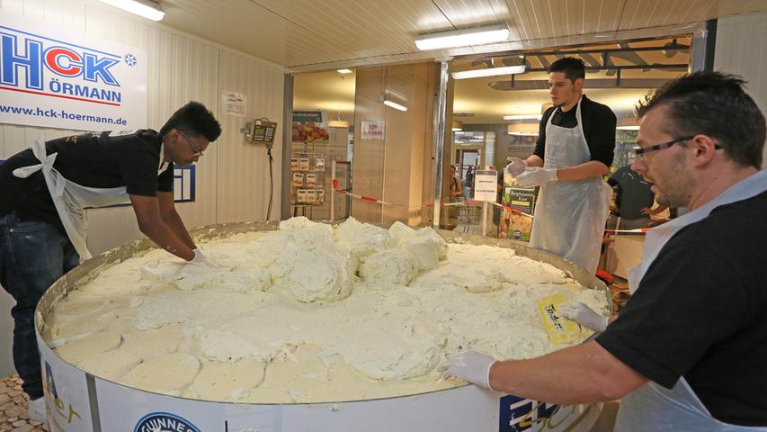Rekord! Die größte Frischkäsetorte der Welt entstand in Fürth