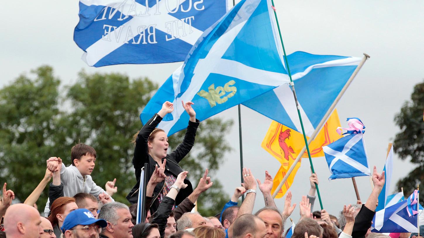 2014 hatten die Schotten bereits einmal über ihre Unabhängigkeit von Großbritannien abgestimmt - hier ein Bild von einer Demonstration im September 2014. Nun soll ein neues Referendum kommen.