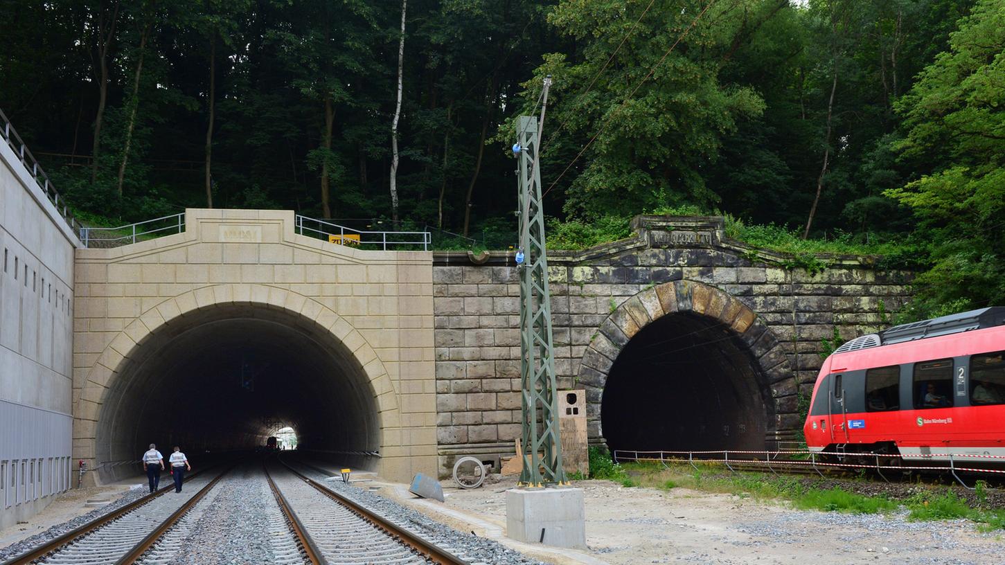 Der neue Burgbergtunnel wird Montag erstmals durchfahren. (Archivfoto)