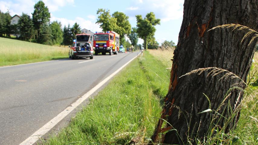 Audi A3 gerät aufs Bankett und kollidiert mit Baum