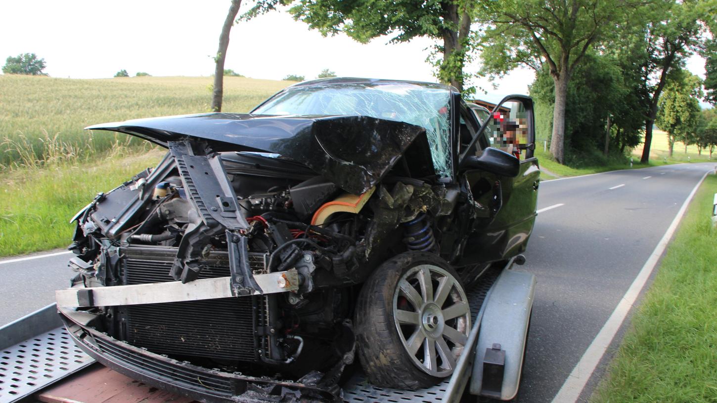 Ein völlig zerstörter Audi A3 war das Ergebnis eines Überholmanövers.