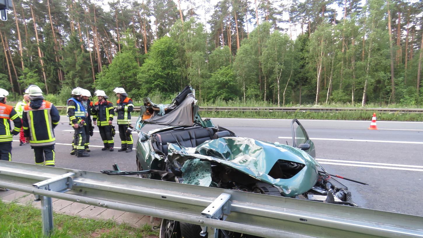 Nach dem Zusammenstoß musste der Beifahrer aus dem komplett beschädigten Auto befreit werden.