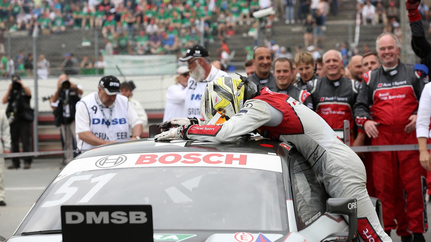 Kuscheln mit dem Auto: Der Sieger vom Sonntag, Nico Müller, freut sich nach dem Rennen.