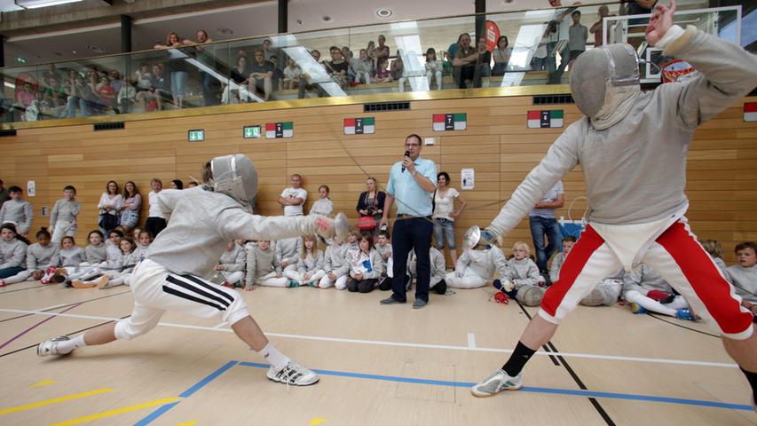 In der Turnhalle der Uhlandschule in der Nürnberger Nordstadt fand am Samstag die Bayerische Schulmeisterschaft im Säbelfechten an. Dabei hat sich auch die städtische Prominenz die Ehre gegeben.