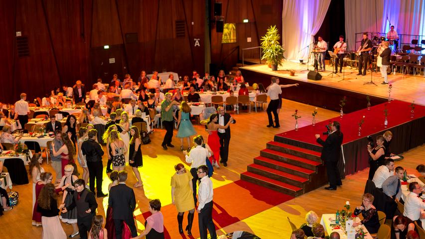 Saal wird zum Casino: Der Abiball des Emmy-Noether-Gymnasiums Erlangen
