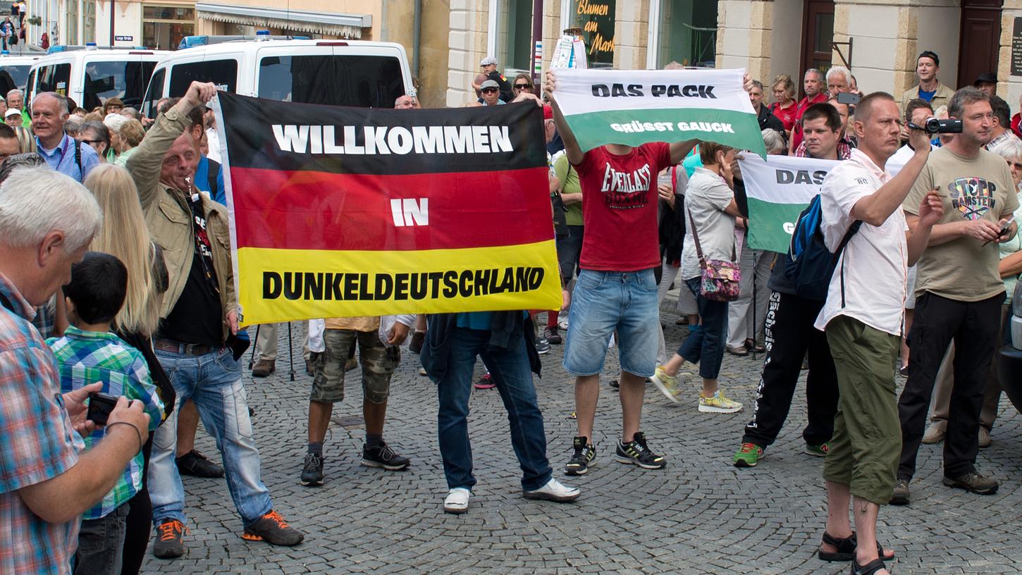 Demonstranten empfangen Bundesprpäsident Joachim Gauck beim Deutschen Wandertag in Sebnitz.