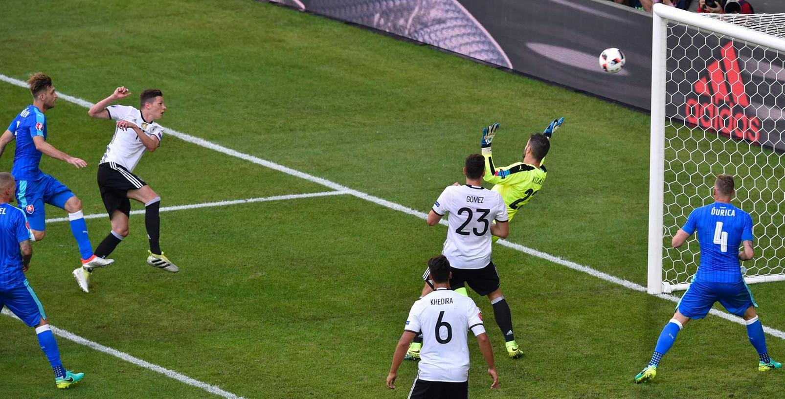 Die Entscheidung: Julian Draxler trifft zum 3:0. Die Entscheidung: Julian Draxler trifft zum 3:0.