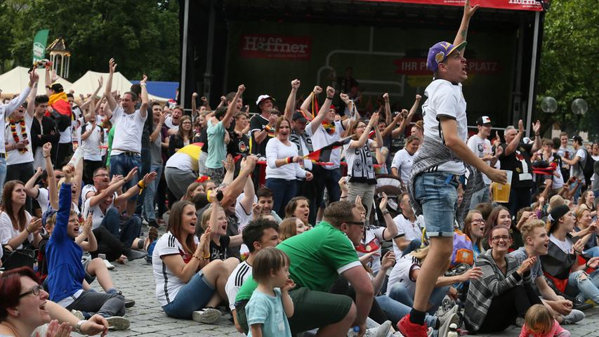 EM-Achtelfinale: Fans auf der Fürther Freiheit feiern den Sieg