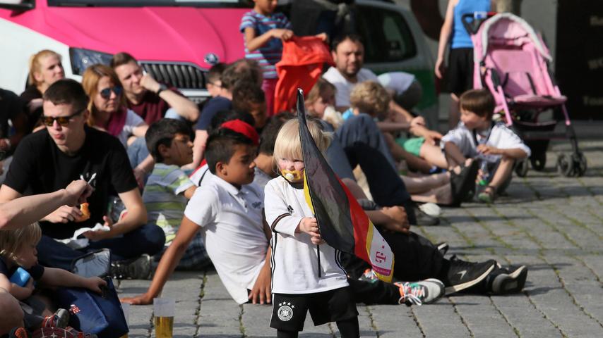 EM-Achtelfinale: Fans auf der Fürther Freiheit feiern den Sieg