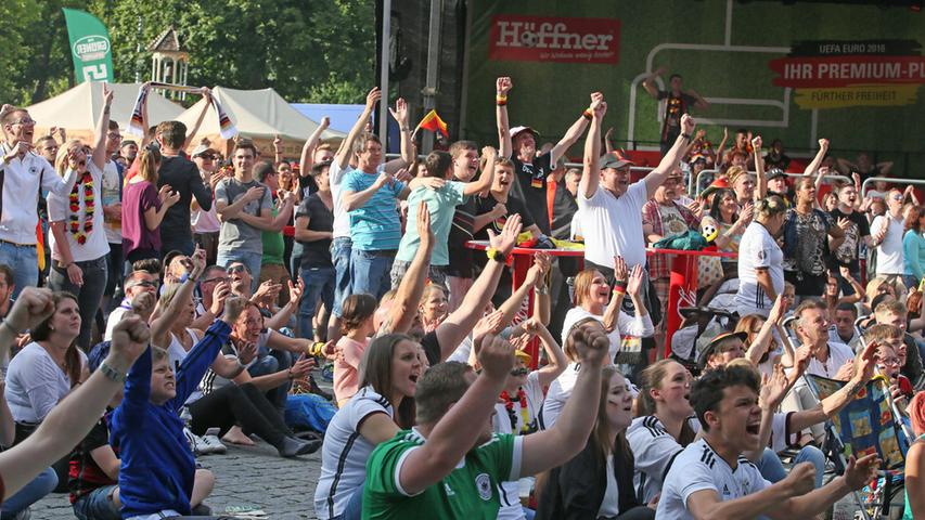 EM-Achtelfinale: Fans auf der Fürther Freiheit feiern den Sieg