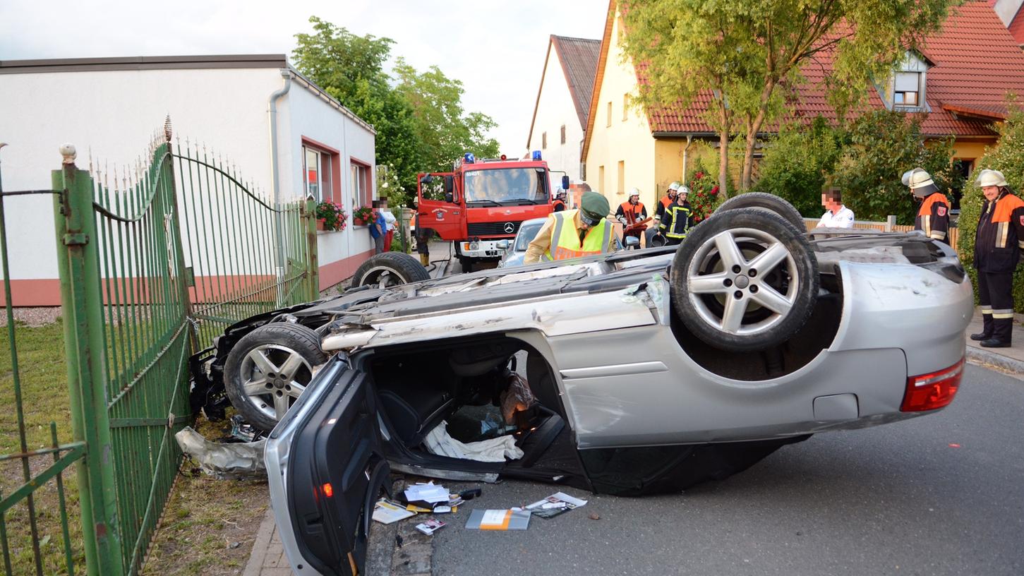 Das Audi Cabrio erlitt einen Totalschaden. Angesichts dieses Bildes kaum zu glauben, dass sich der Fahrer nicht schwerer verletzte.