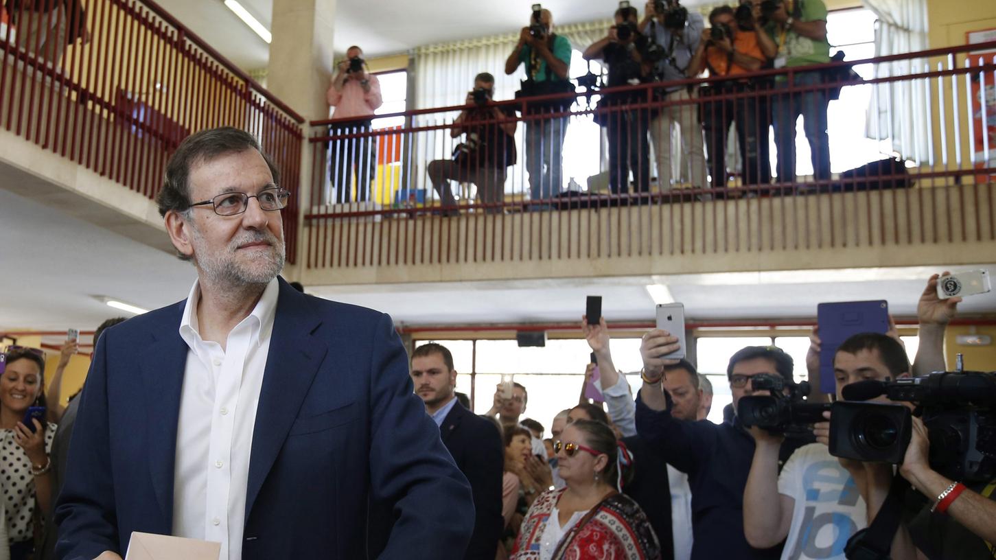 Ministerpräsident Mariano Rajoy bei seiner Stimmabgabe. Nach ersten Auszählungen liegt seine konservative Partei vorne.