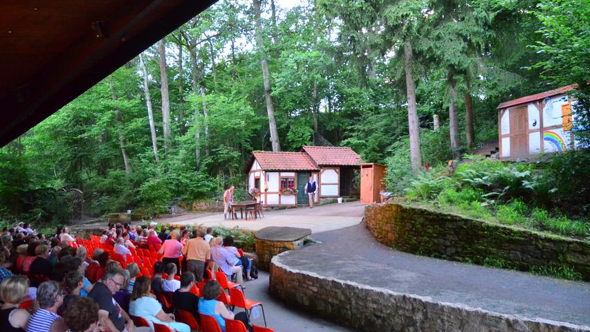 Mit der Aufführung des Bauernstücks "Katzenjammer" begeisterten die Schauspieler ihr Publikum in der Waldbühne in Bad Rodach.
