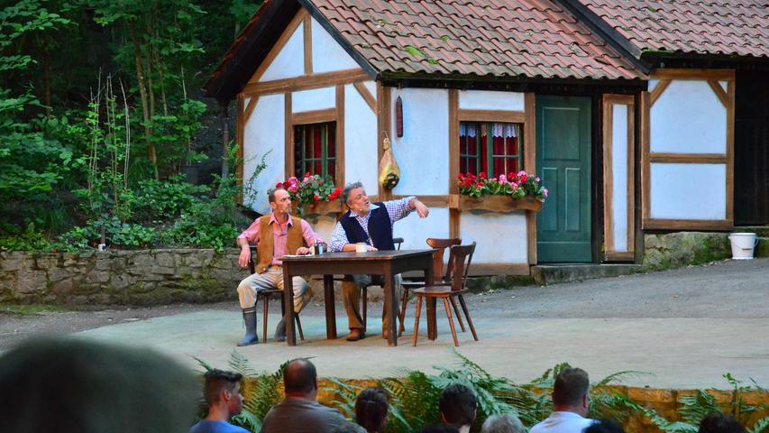 Mit der Aufführung des Bauernstücks "Katzenjammer" begeisterten die Schauspieler ihr Publikum in der Waldbühne in Bad Rodach.