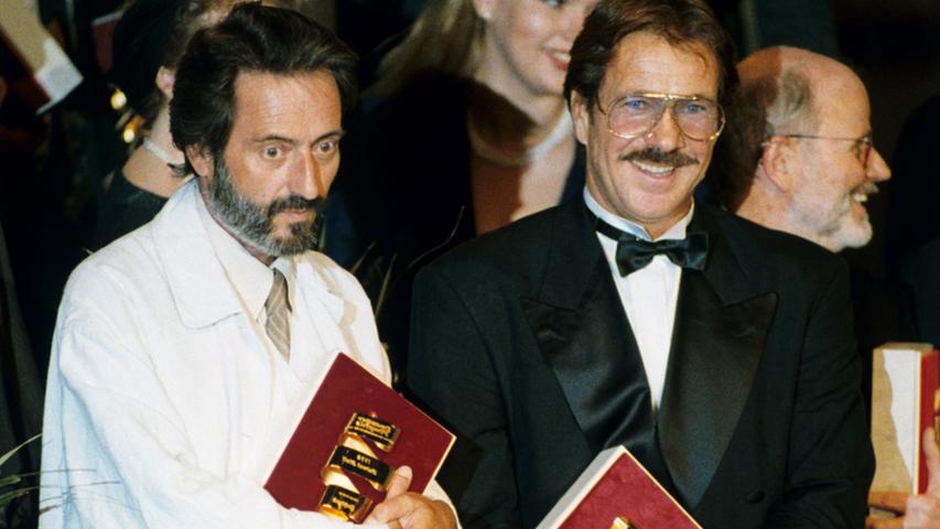1992 wurde George gemeinsam mit dem Regisseur Helmut Dietl in Berlin für den Film "Schtonk" ausgezeichnet. Der preisgekrönte Film nimmt die Veröffentlichung der gefälschten Hitler-Tagebücher im Magazin Stern aufs Korn.