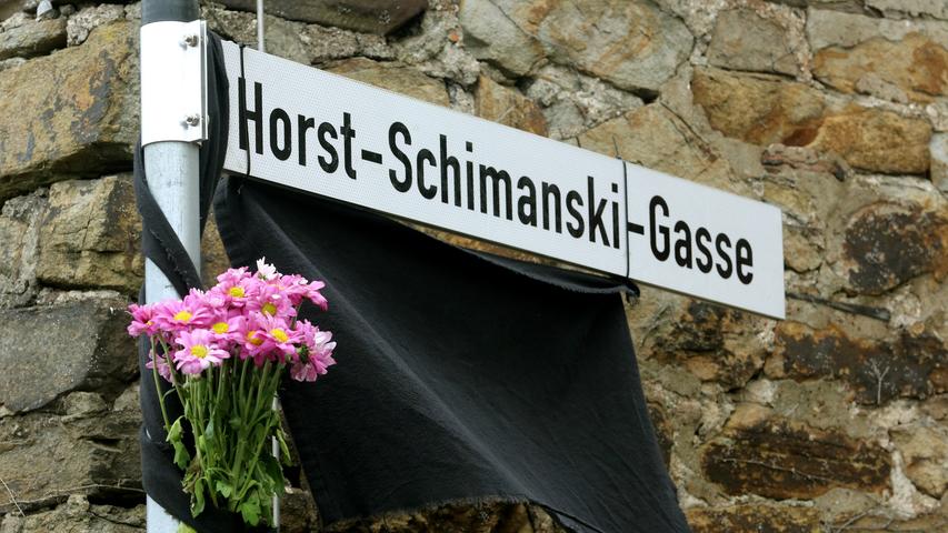 Am 19. Juni starb der vielfach preisgekrönte Schauspieler im Alter von 77 Jahren in Hamburg. An der Horst-Schimanski-Gasse in Duisburg hinterlassen seine Fans Blumengrüße nach dem Bekanntwerden von Georges Tod.