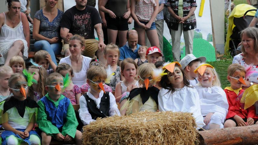 Eine (Vogel-)Hochzeit zum Jubiläum: Der Kindergarten St. Walburga in Holzheim (Stadt Neumarkt) hat am Wochenende seinen 25. Geburtstag gefeiert. Unser Mitarbeiter Siegfried Mandel hat sich ins bunte Treiben gestürzt.