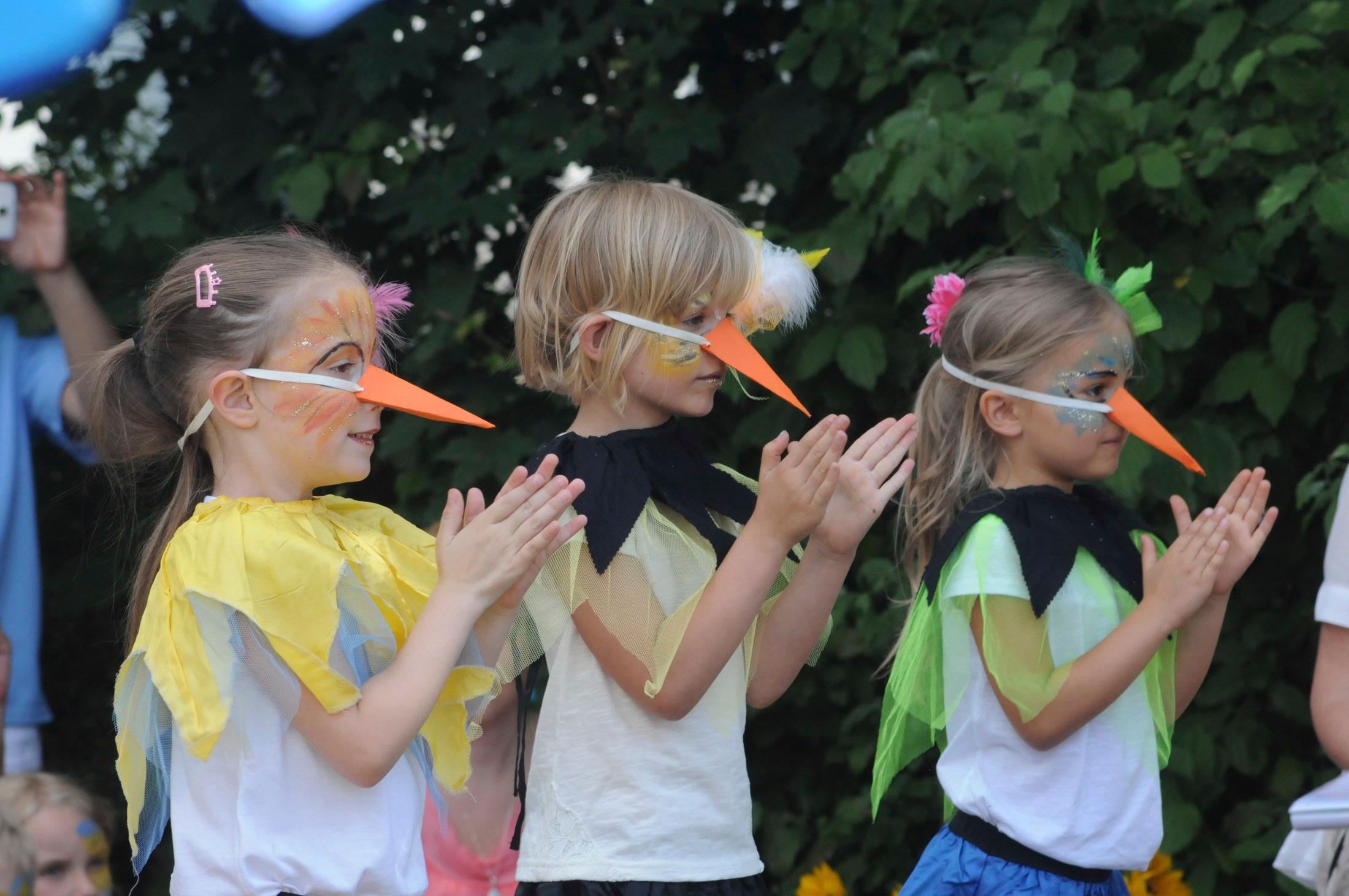 Bunte Vögel feierten: Holzheims Kindergarten St. Walburga wurde 25