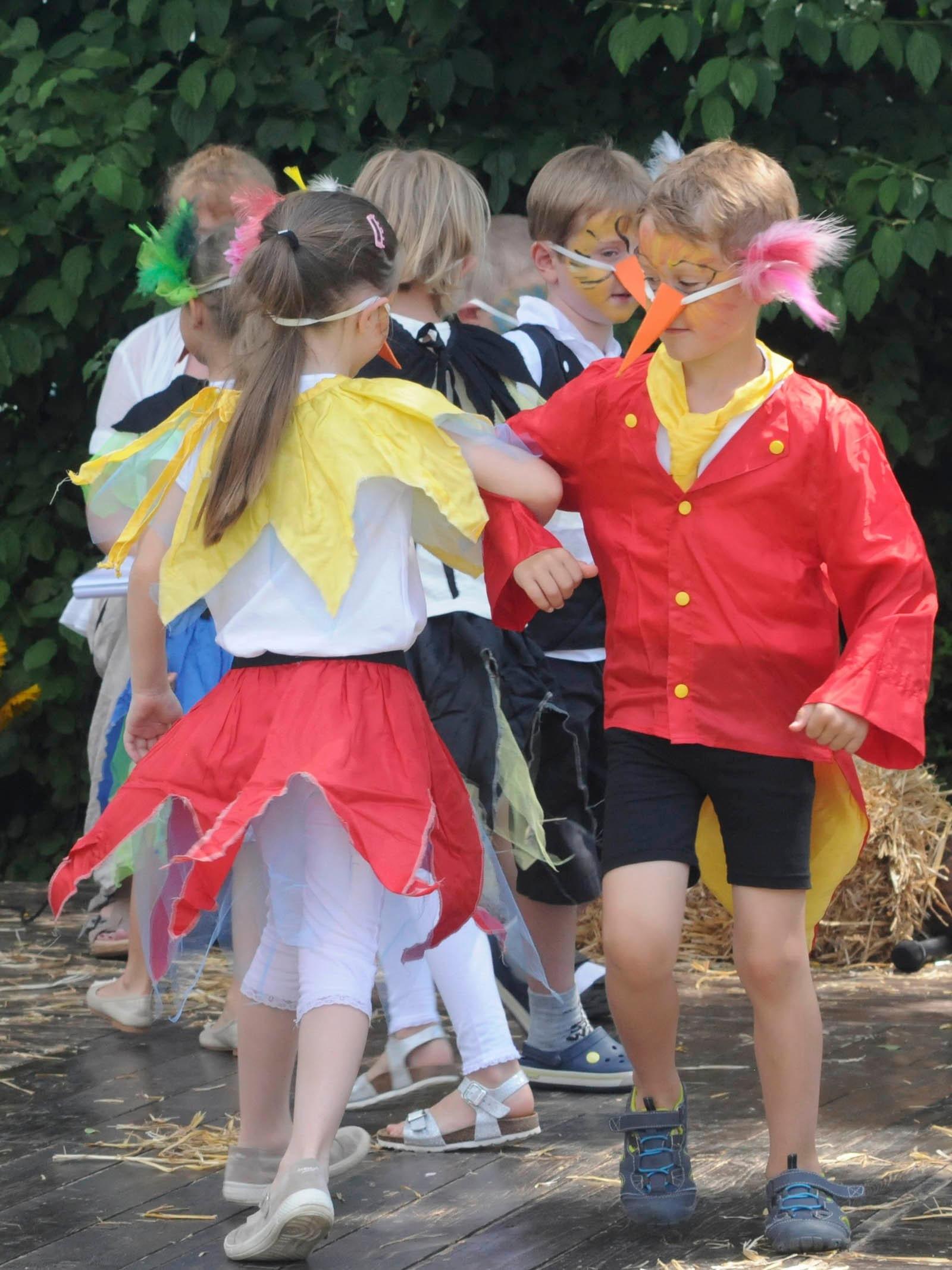 Bunte Vögel feierten: Holzheims Kindergarten St. Walburga wurde 25