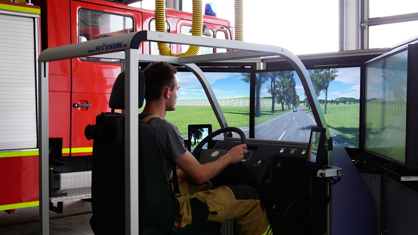 Am Simulator hat die Feuerwehr gefährliche Blaulicht-Fahrten eingeübt. Am Simulator hat die Feuerwehr gefährliche Blaulicht-Fahrten eingeübt.