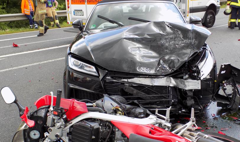 Frontalzusammenstoß mit einem Audi: Motorradfahrer stirbt