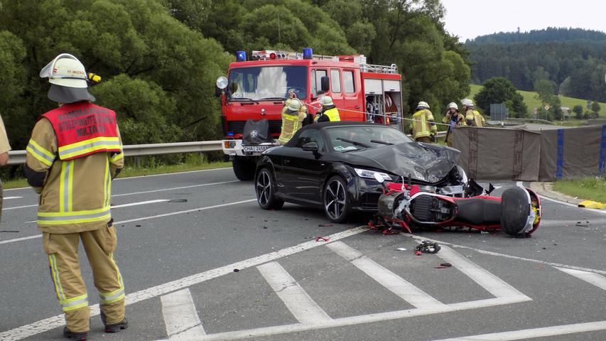 Frontalzusammenstoß mit einem Audi: Motorradfahrer stirbt