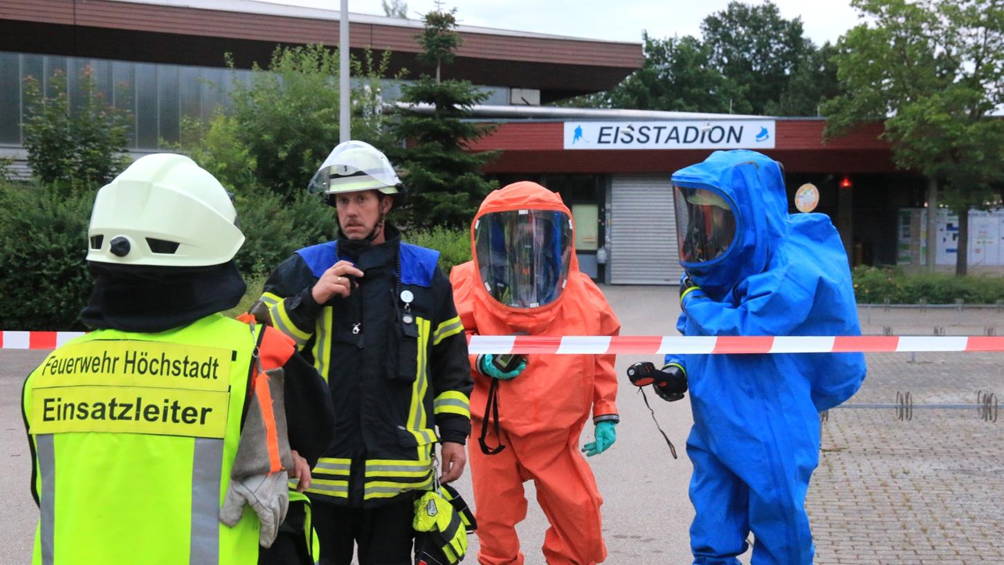 Ein Großaufgebot an Rettungskräften ist am Montagabend vor Ort, um die Lage zu prüfen.