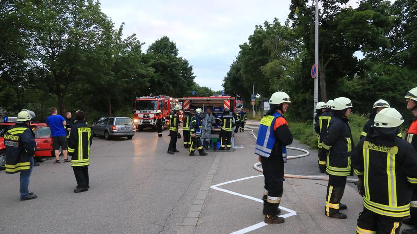 66 Einsatzkräfte von Feuerwehr, Polizei, Rettungsdienst und THW waren am Montagabend am Höchstadter Freibad vor Ort. Grund war der Austritt von Chlorgas. Verletzte gab es nicht.