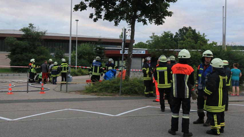 66 Einsatzkräfte von Feuerwehr, Polizei, Rettungsdienst und THW waren am Montagabend am Höchstadter Freibad vor Ort. Grund war der Austritt von Chlorgas. Verletzte gab es nicht.