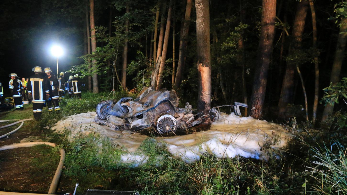 Ein Bild der Zerstörung: Diesen schweren Unfall überlebte der 24-jährige Fahrer nicht.