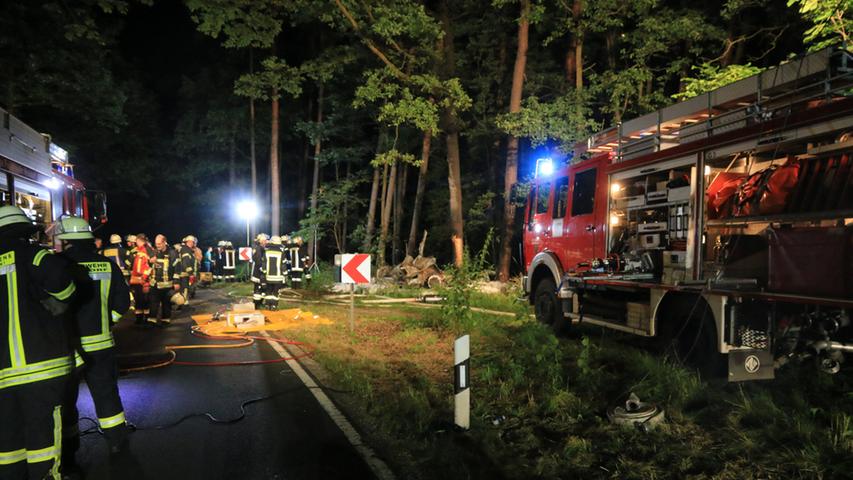 Gegen Baum geprallt: BMW in zwei Teile gerissen, Fahrer tot