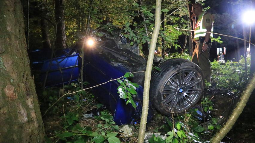 Gegen Baum geprallt: BMW in zwei Teile gerissen, Fahrer tot