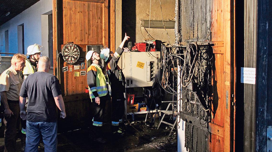 Die Vielzahl der alarmierten Floriansjünger konnte den Brandort ohne helfen zu müssen wieder verlassen. Die Vielzahl der alarmierten Floriansjünger konnte den Brandort ohne helfen zu müssen wieder verlassen.
