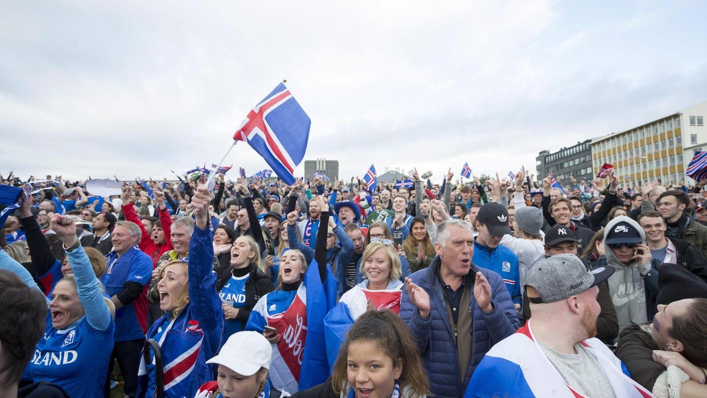 Zwei Forchheimer unter euphorisierten Isländern