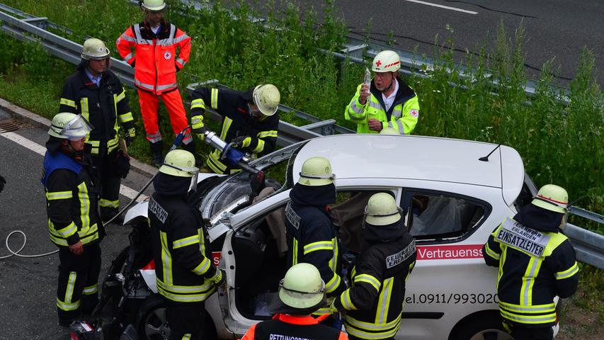 In Mittelleitplanke gekracht: Mann bei Tennenlohe schwer verletzt