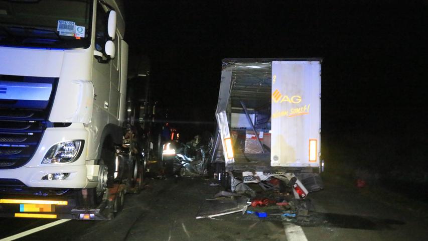 Lkw-Fahrer kracht auf A3 in Stauende: Kleintransporter zerquetscht