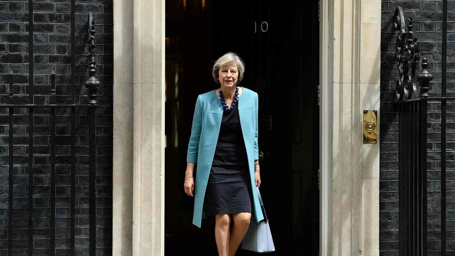 Tritt bald Theresa May regelmäßig aus der berühmten Downing Street 10? Bei den Tories will auch Innenministerin May die Nachfolge David Camerons antreten.