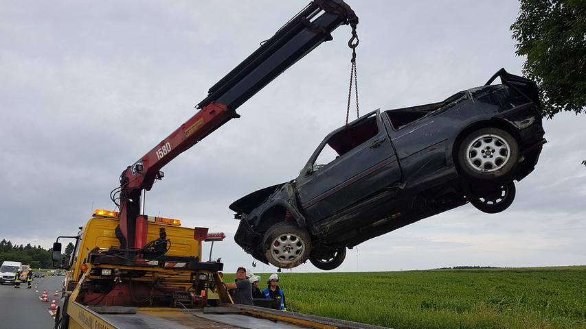 Überschlag: Zwei Fahrer haben nach spektakulärem Unfall Glück