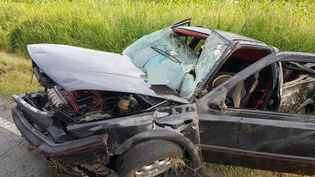 Überschlag: Zwei Fahrer haben nach spektakulärem Unfall Glück
