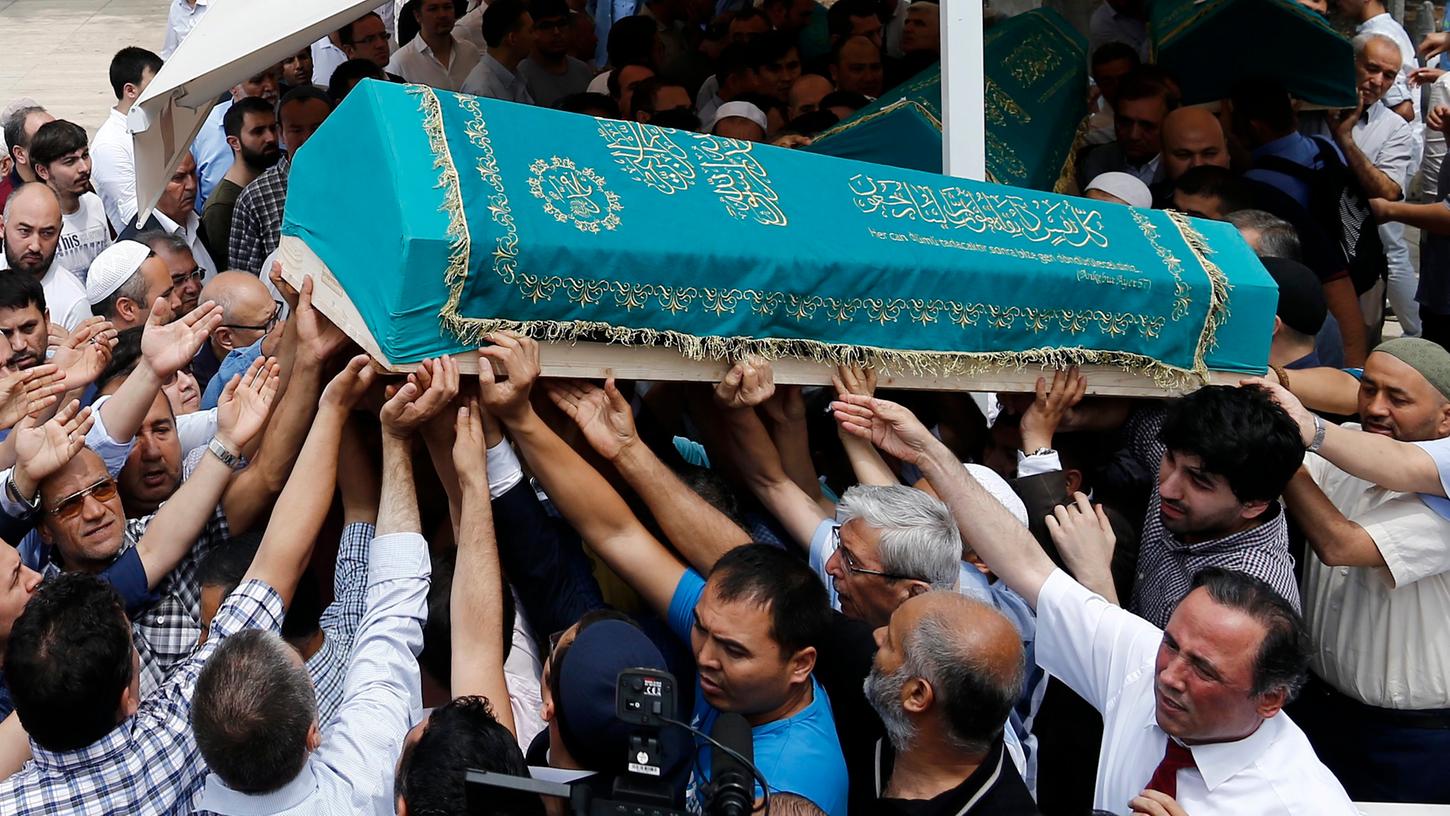 Nach muslimischer Tradition werden die Opfer des brutalen Attentats von ihren Verwandten beerdigt.