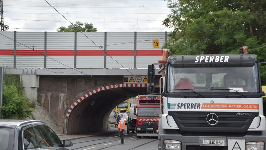 Lkw bleibt an Oberleitung von Nürnberger Straßenbahn hängen