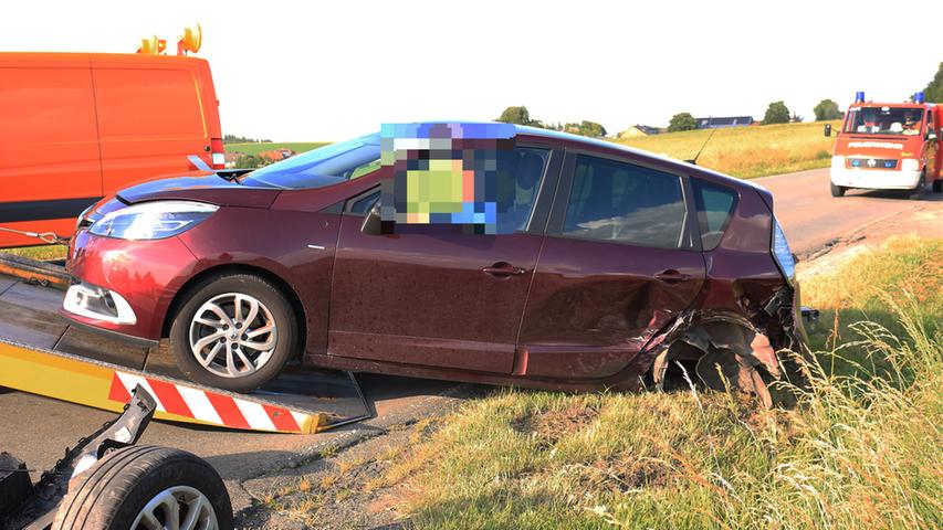 Unfall nahe Hof: Front beschädigt und Hinterachse herausgerissen